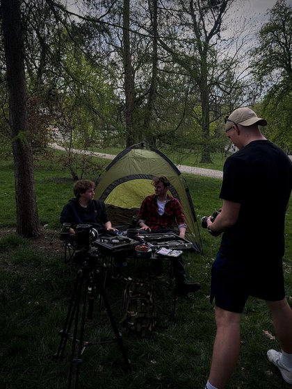 Behind the scenes: the tent, the table and the camera