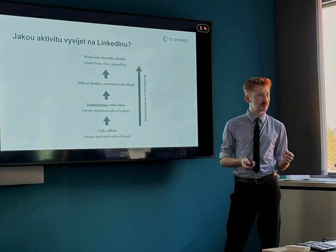 Václav presenting a LinkedIn training for TD SYNNEX in a teal meeting room